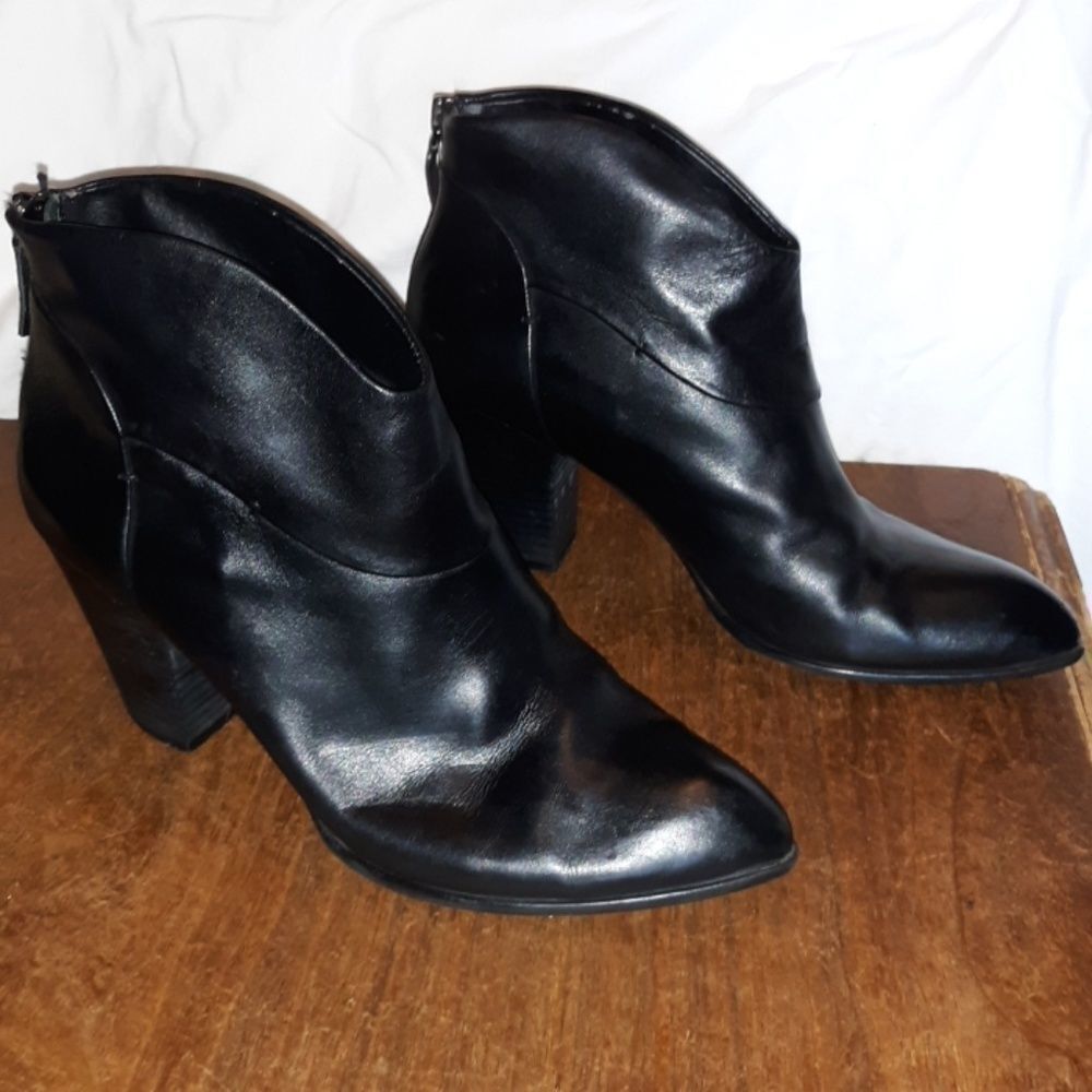 b. Makowsky BFQuill Leather Cowgirl Ankle Boots 9